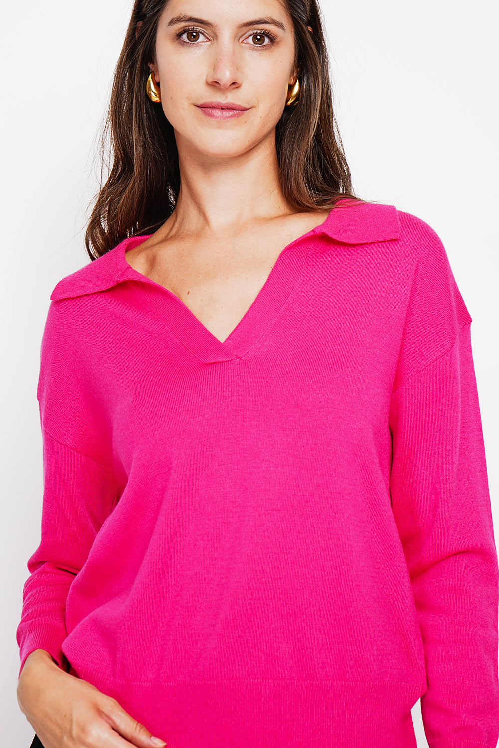 V-neck polo sweater Ribbed edges Oversized fit with long sleeves