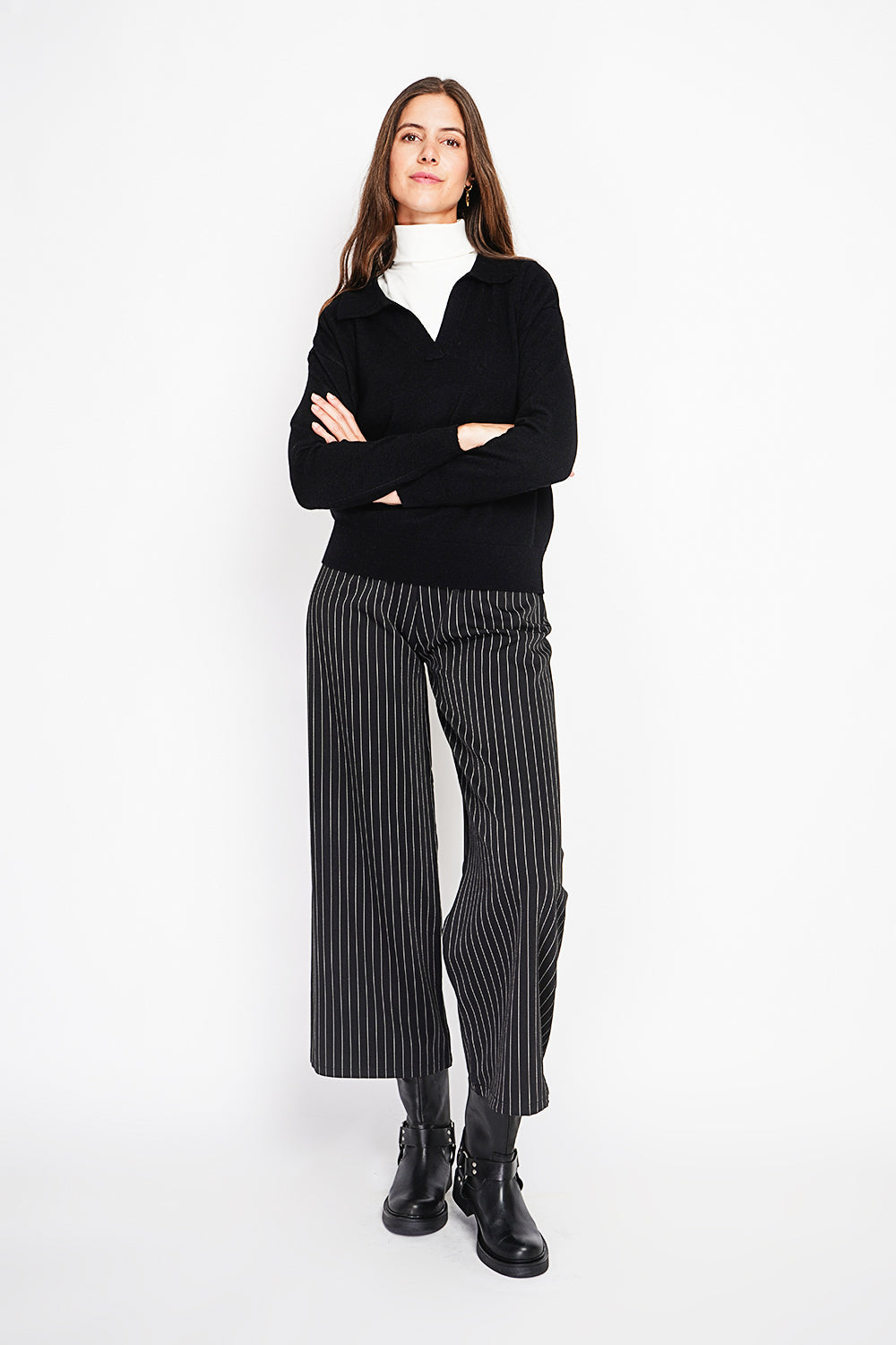 V-neck polo sweater Ribbed edges Oversized fit with long sleeves