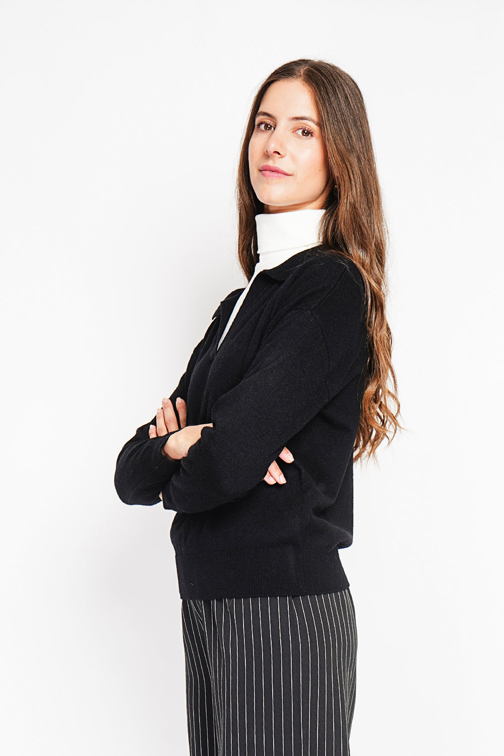 V-neck polo sweater Ribbed edges Oversized fit with long sleeves