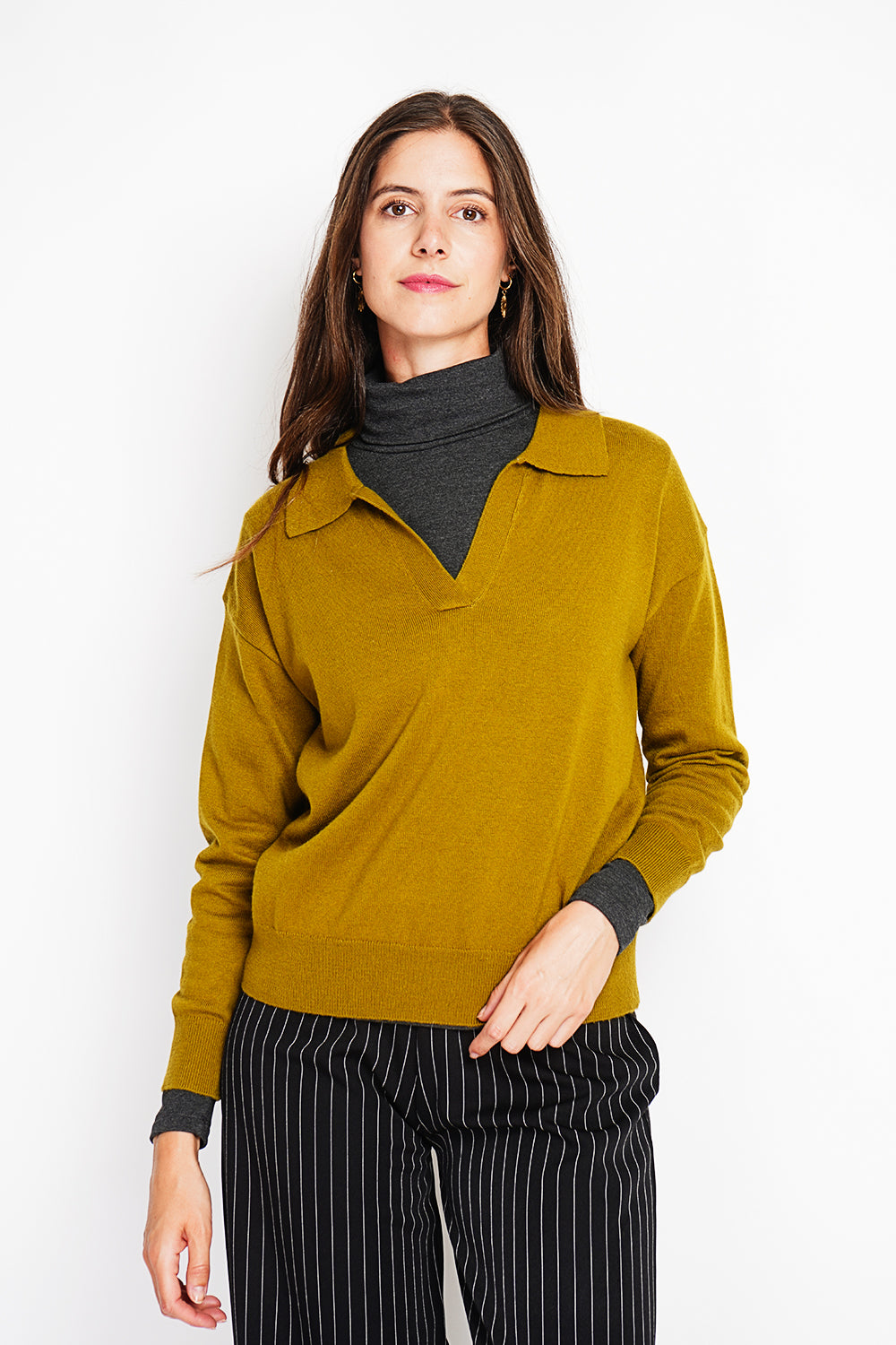 V-neck polo sweater Ribbed edges Oversized fit with long sleeves