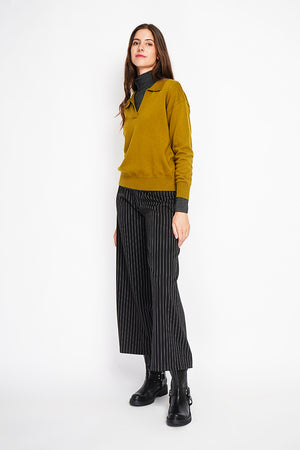 V-neck polo sweater Ribbed edges Oversized fit with long sleeves