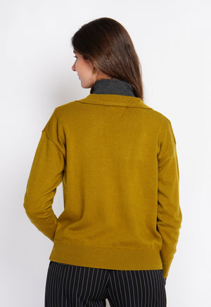 V-neck polo sweater Ribbed edges Oversized fit with long sleeves
