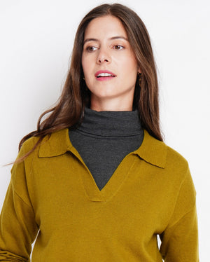 V-neck polo sweater Ribbed edges Oversized fit with long sleeves