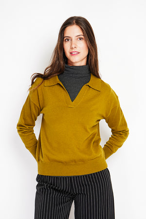 V-neck polo sweater Ribbed edges Oversized fit with long sleeves