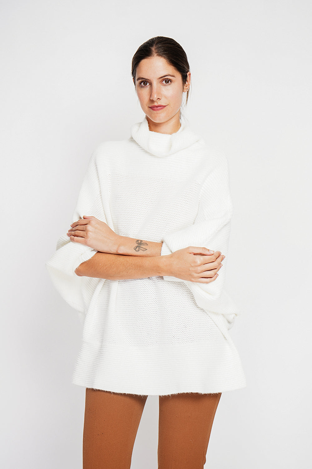 Long sleeve fancy knit turtleneck poncho sweater – Off white – Assuili