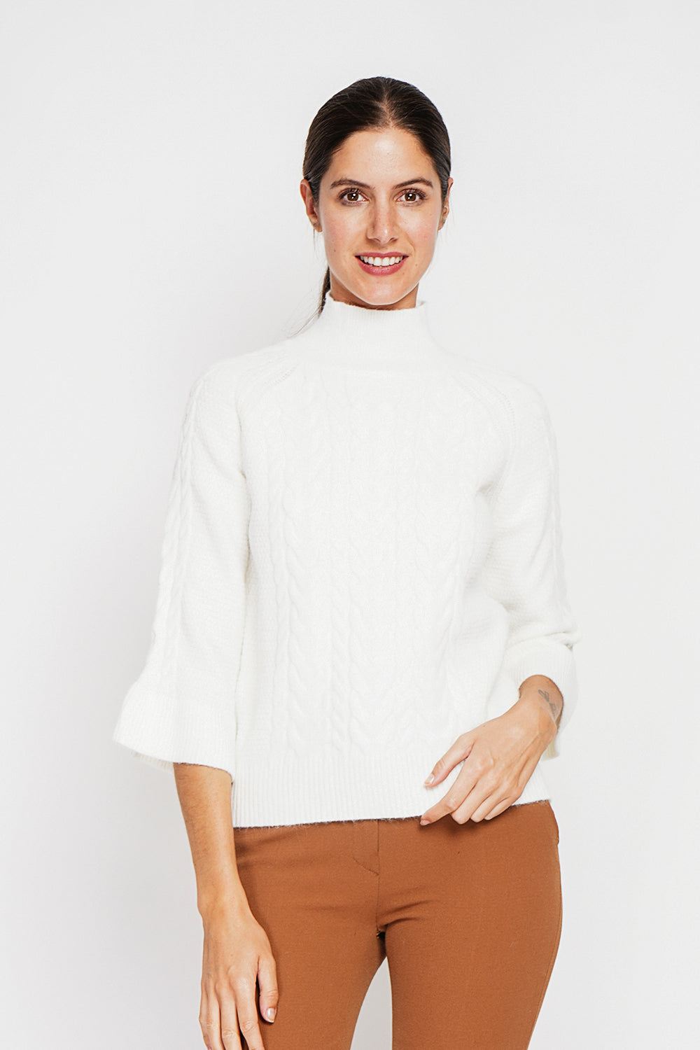 Pull col montant torsadé manches mousquetaire – Blanc cassé – Assuili