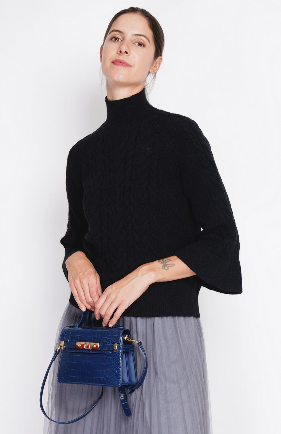 Pull col montant torsadé manches mousquetaire – Noir – Assuili