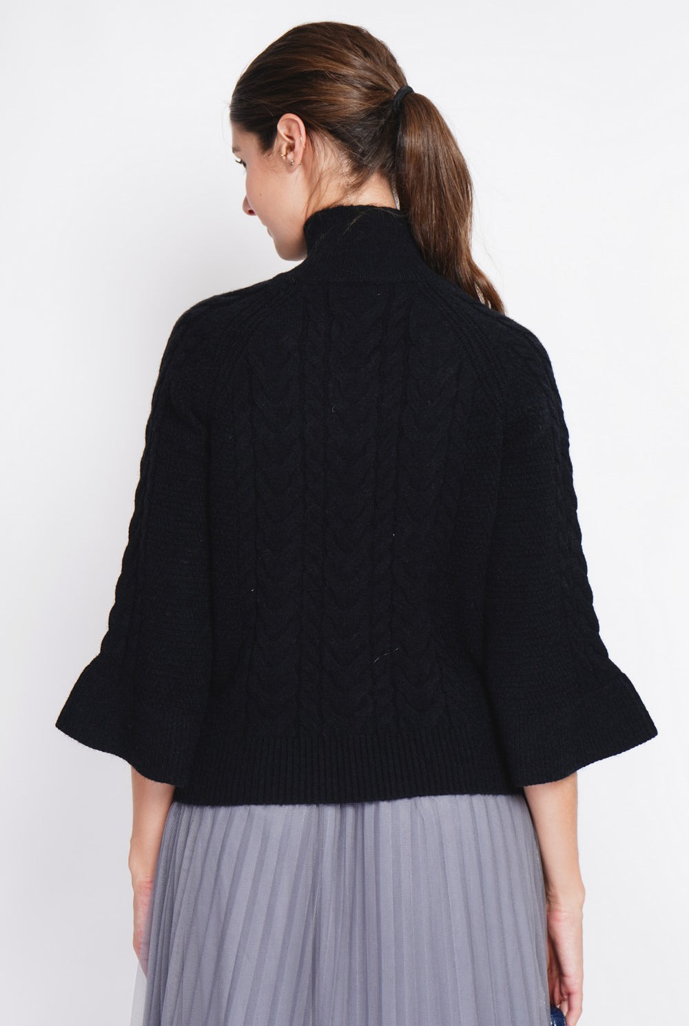 Pull col montant torsadé manches mousquetaire – Noir – Assuili