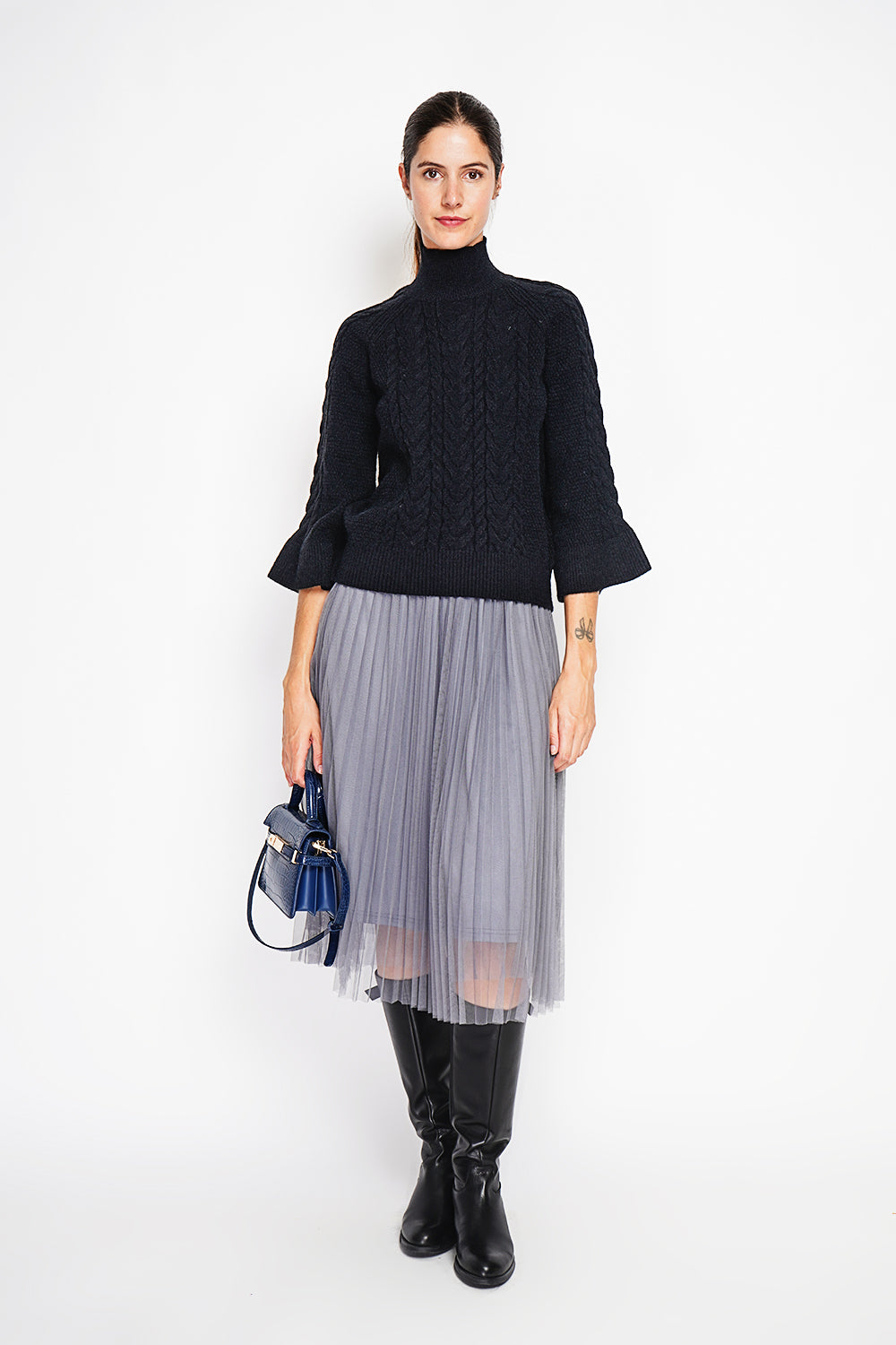 Pull col montant torsadé manches mousquetaire – Noir – Assuili
