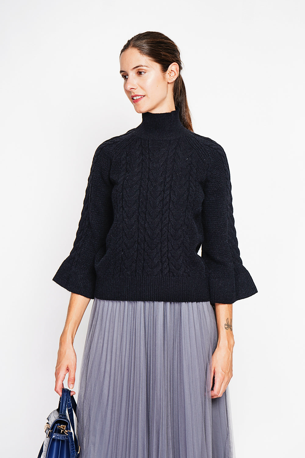 Pull col montant torsadé manches mousquetaire – Noir – Assuili