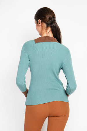 High neck sweater with buttons on the collar and long sleeves