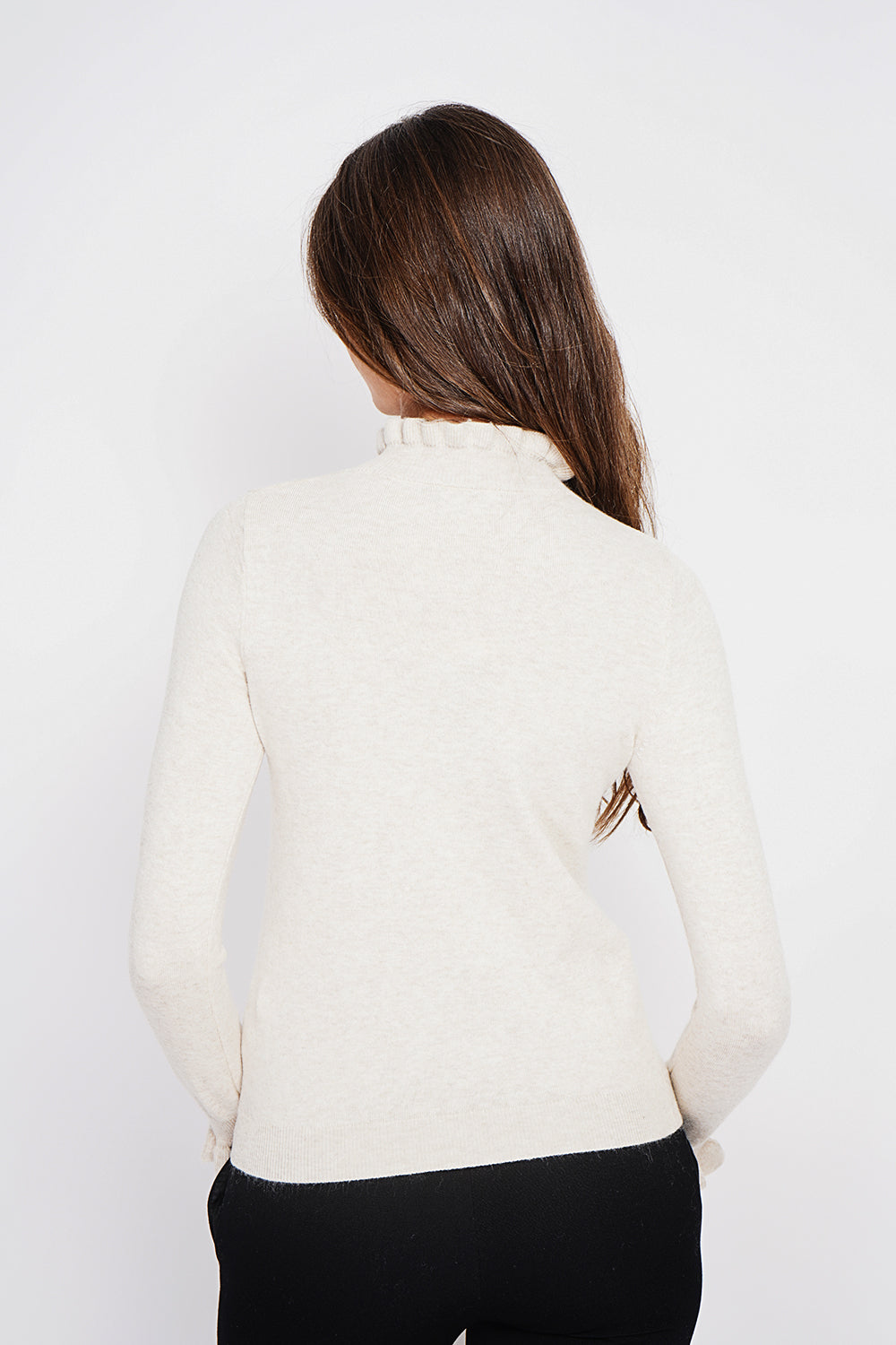 Pull col montant à volants – Crème – Assuili