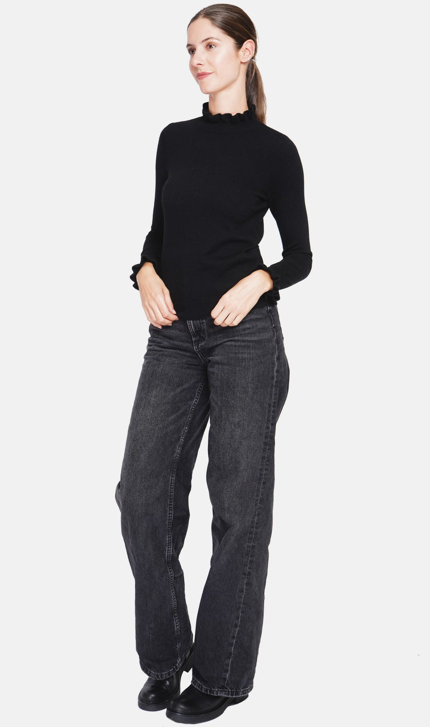Pull col montant à volants – Noir – Assuili