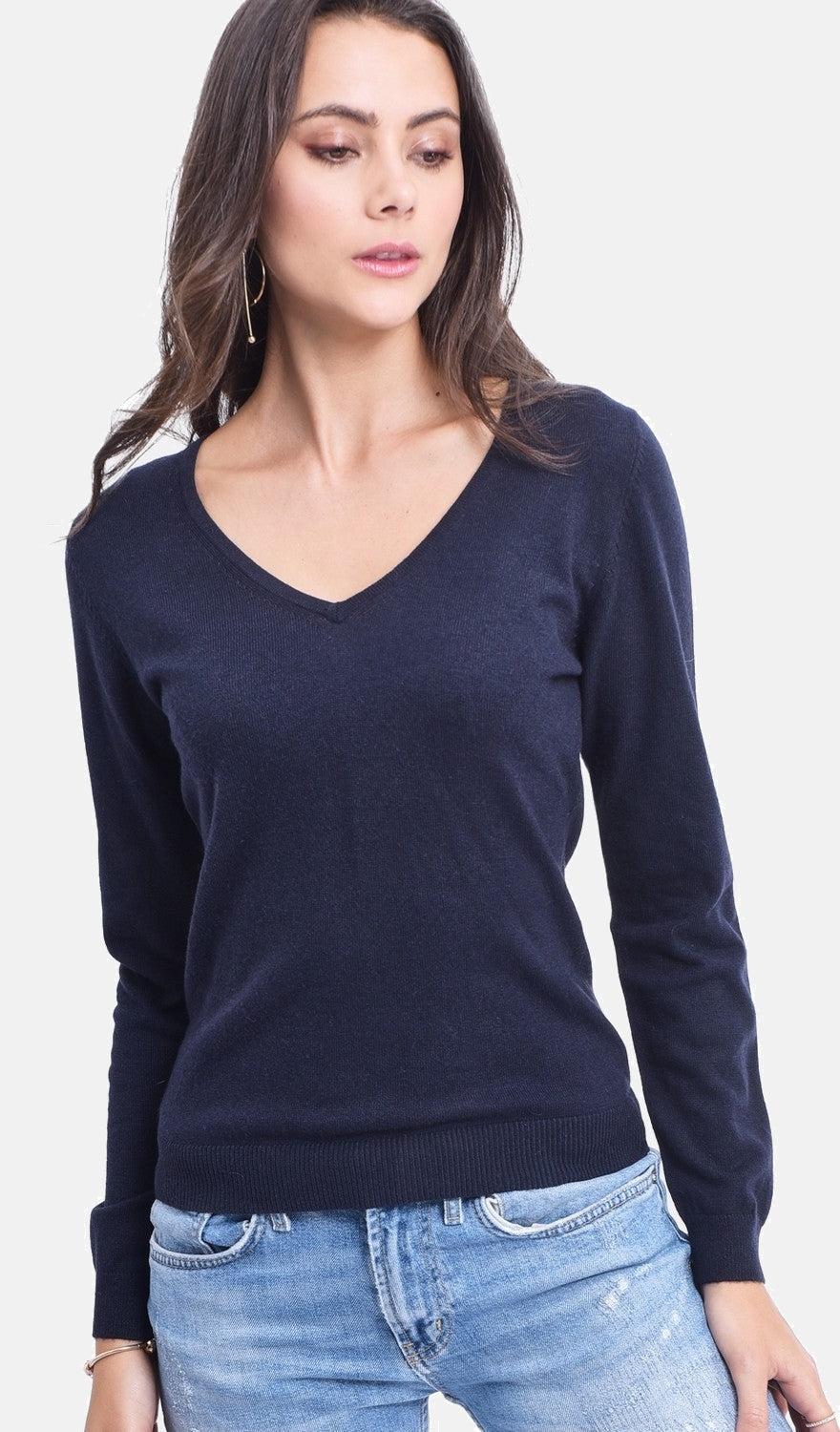 Classic V-neck sweater knitted in 2 threads with long sleeves