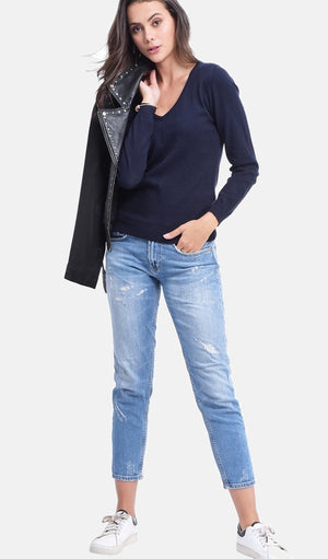 Classic V-neck sweater knitted in 2 threads with long sleeves
