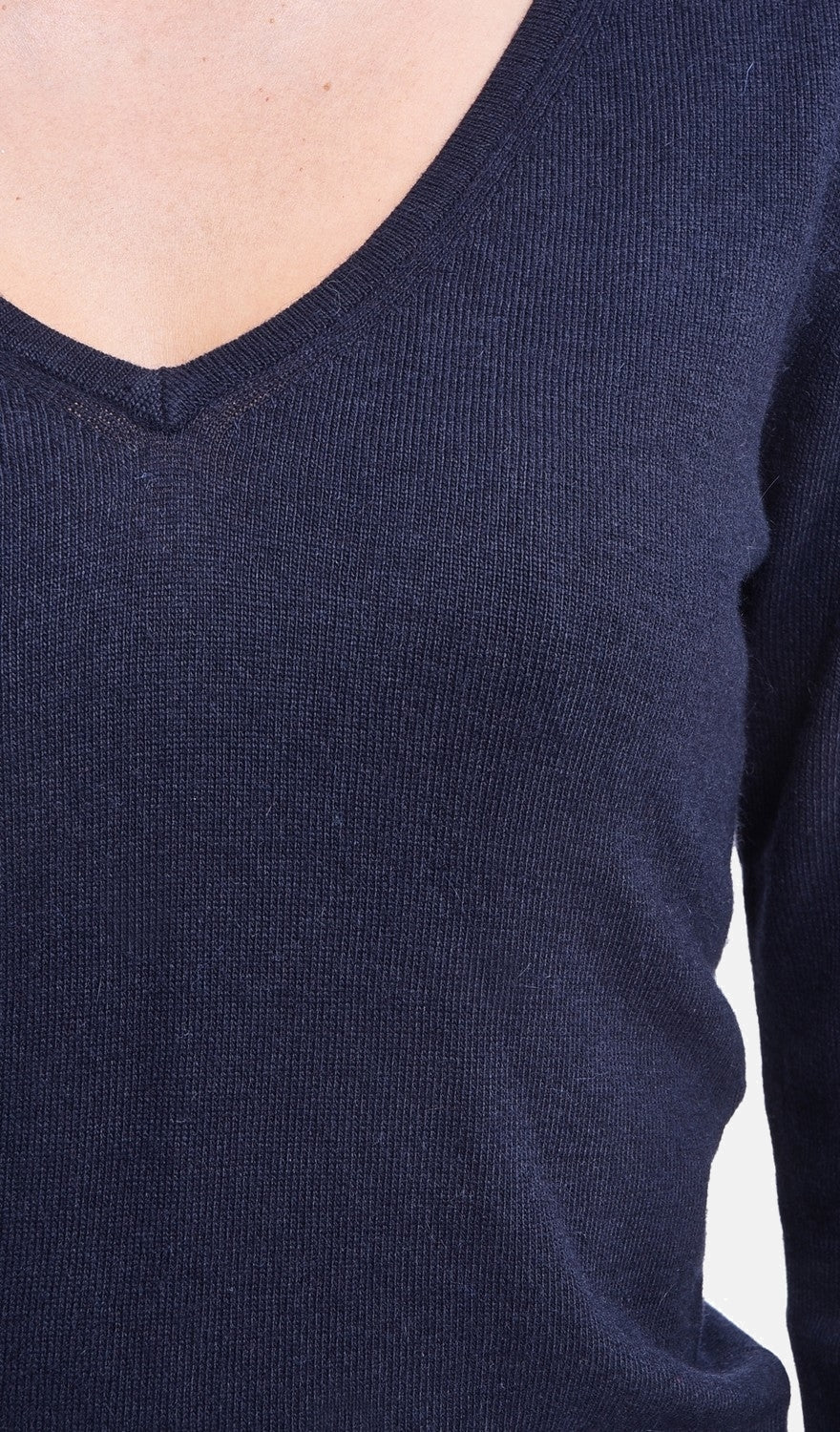 Classic V-neck sweater knitted in 2 threads with long sleeves