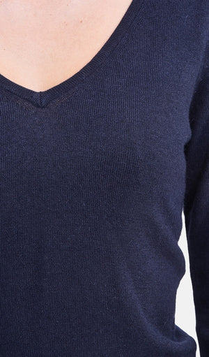 Classic V-neck sweater knitted in 2 threads with long sleeves