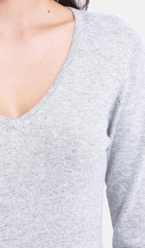 Classic V-neck sweater knitted in 2 threads with long sleeves