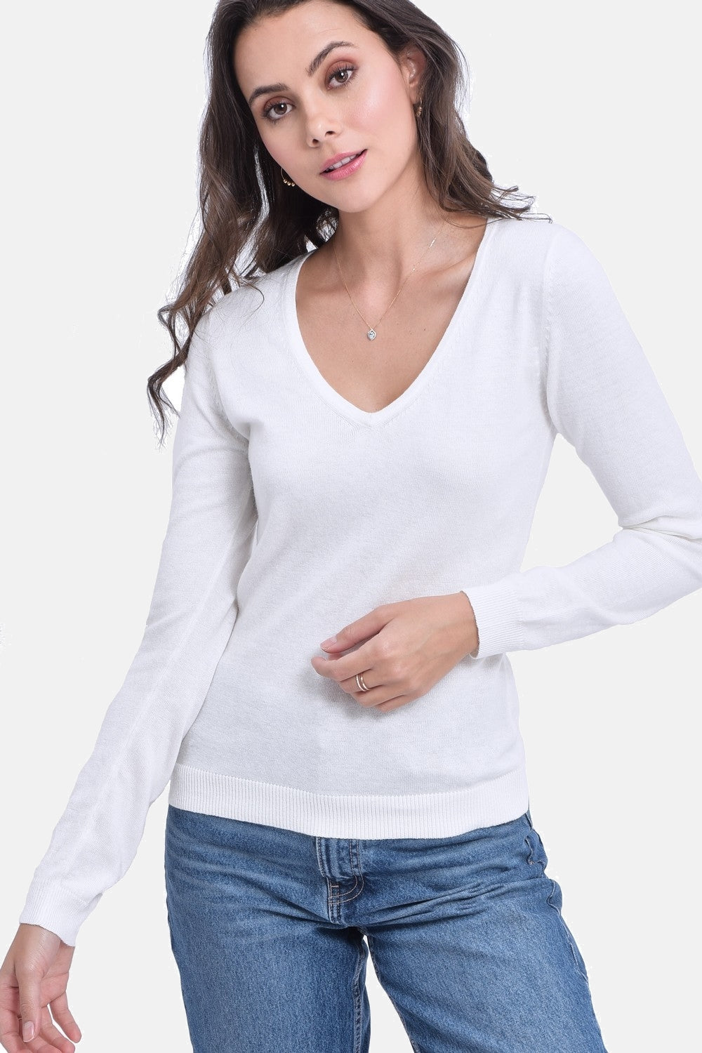 Classic V-neck sweater knitted in 2 threads with long sleeves