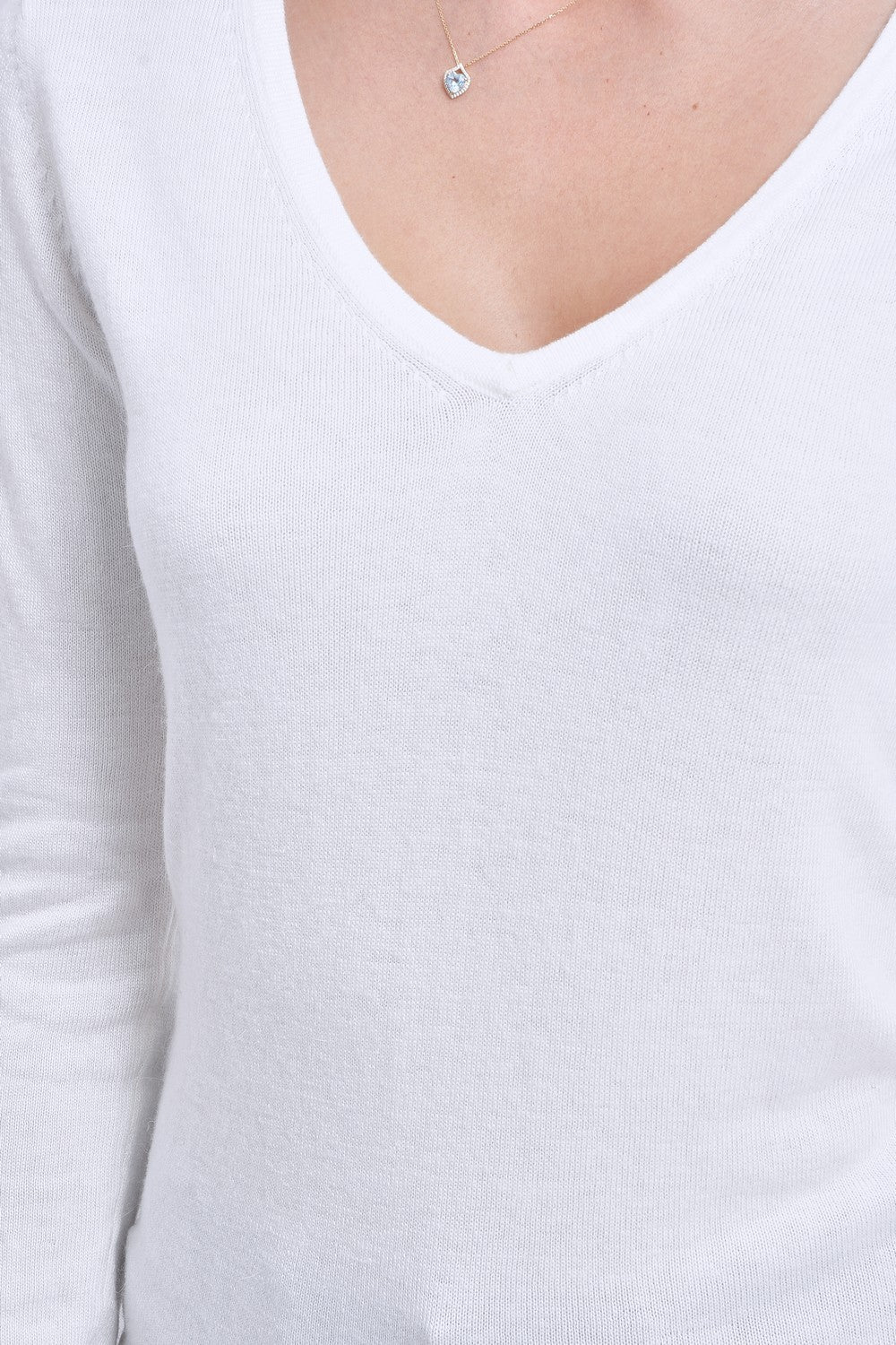 Classic V-neck sweater knitted in 2 threads with long sleeves