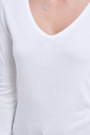 Classic V-neck sweater knitted in 2 threads with long sleeves