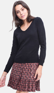 Classic V-neck sweater knitted in 2 threads with long sleeves
