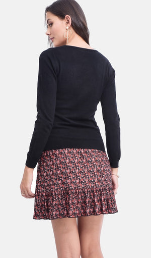 Classic V-neck sweater knitted in 2 threads with long sleeves
