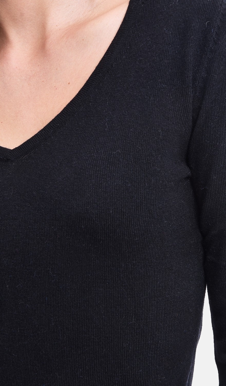 Classic V-neck sweater knitted in 2 threads with long sleeves