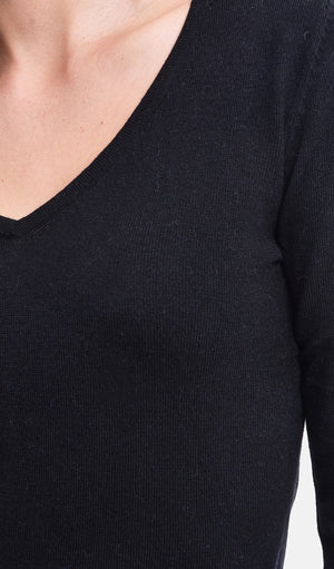Classic V-neck sweater knitted in 2 threads with long sleeves
