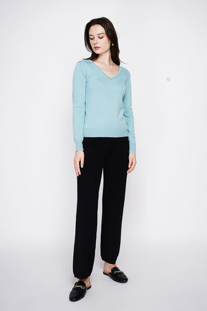 Classic V-neck sweater knitted in 2 threads with long sleeves