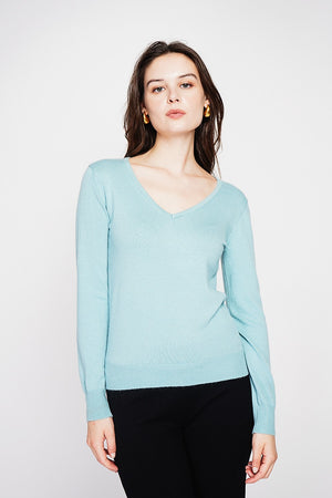 Classic V-neck sweater knitted in 2 threads with long sleeves