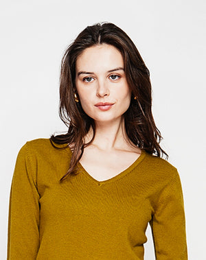 Classic V-neck sweater knitted in 2 threads with long sleeves