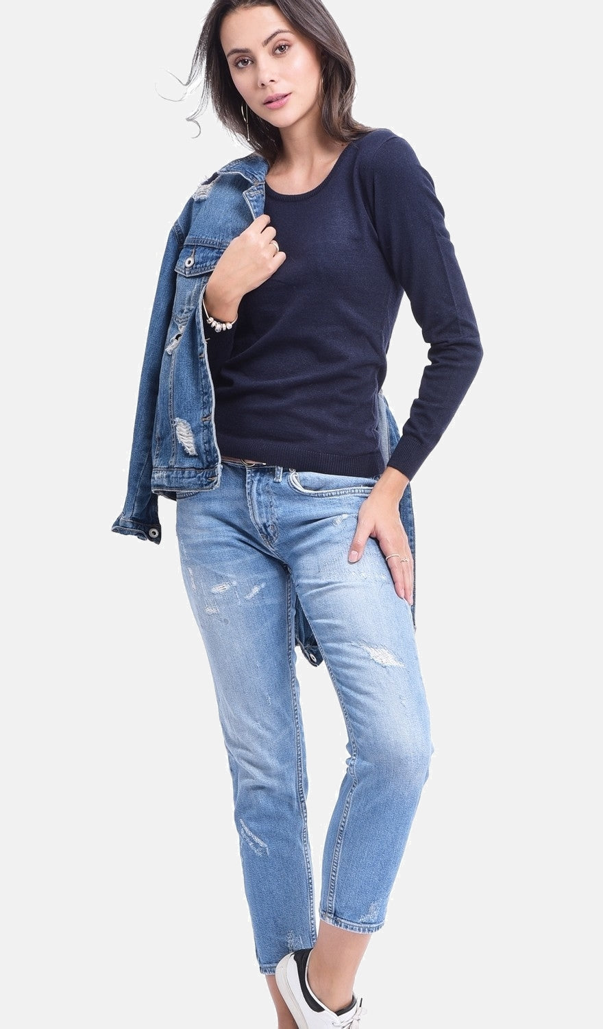 Classic round neck sweater knitted in 2 threads with long sleeves