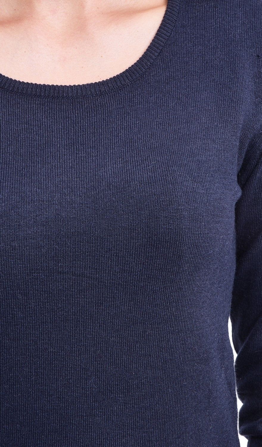 Classic round neck sweater knitted in 2 threads with long sleeves