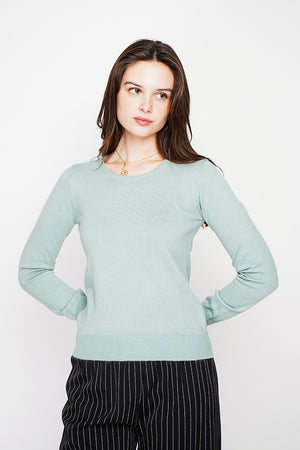 Classic round neck sweater knitted in 2 threads with long sleeves