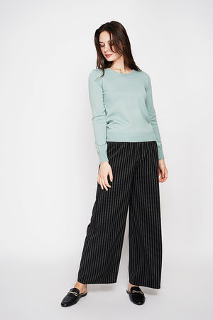 Classic round neck sweater knitted in 2 threads with long sleeves