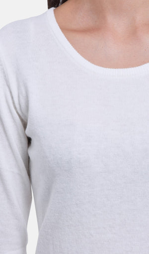 Classic round neck sweater knitted in 2 threads with long sleeves