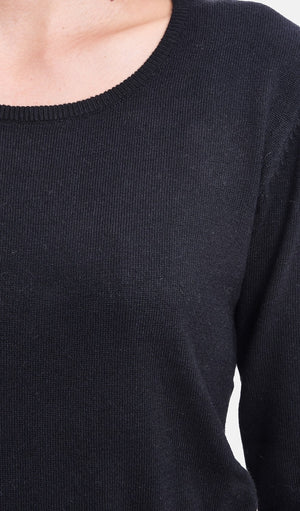 Classic round neck sweater knitted in 2 threads with long sleeves