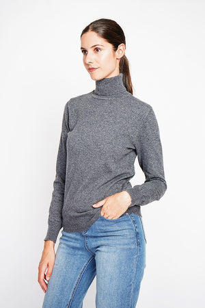 Classic turtleneck sweater knitted in 2 threads with long sleeves