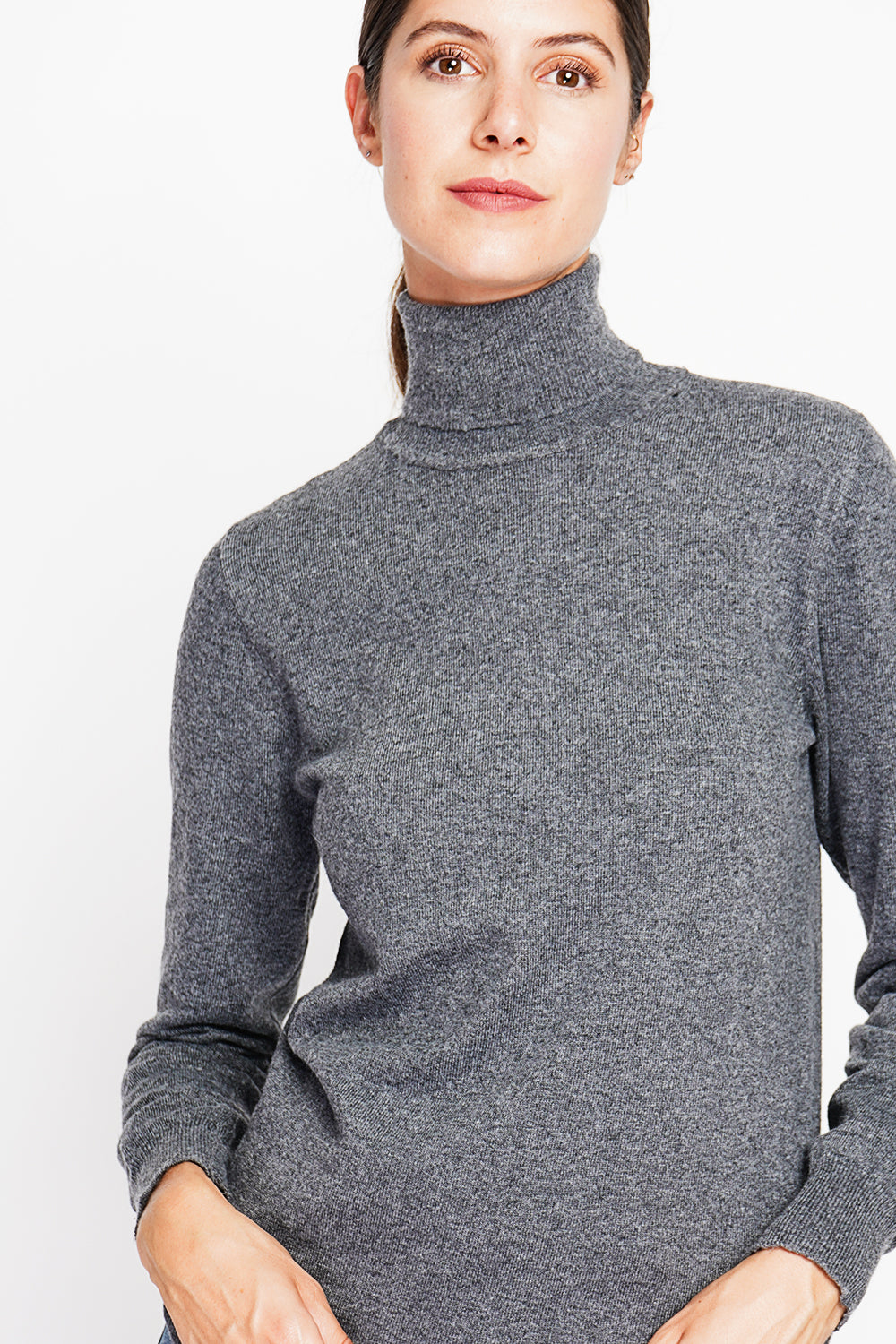 Classic turtleneck sweater knitted in 2 threads with long sleeves