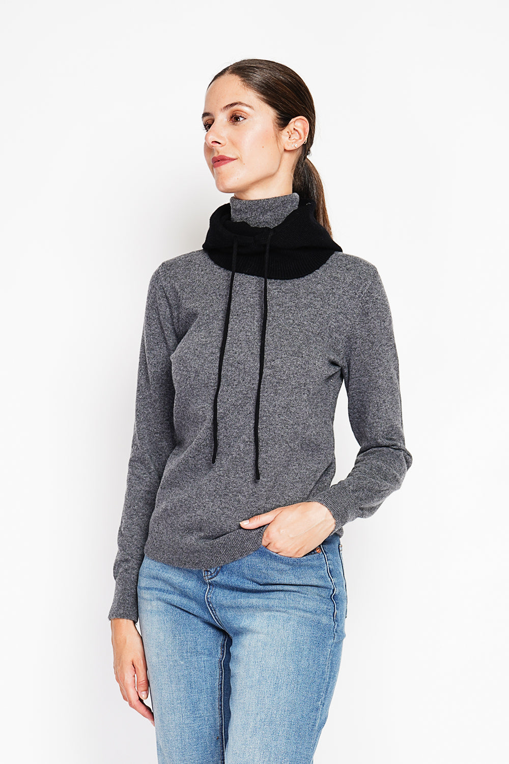 Classic turtleneck sweater knitted in 2 threads with long sleeves