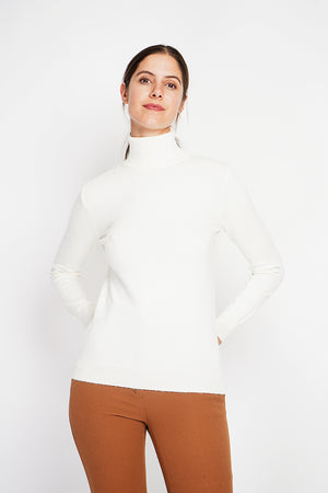 Classic turtleneck sweater knitted in 2 threads with long sleeves