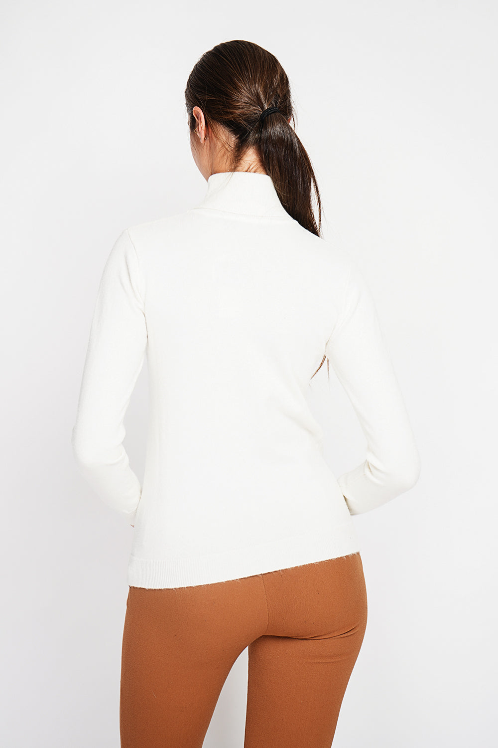Classic turtleneck sweater knitted in 2 threads with long sleeves