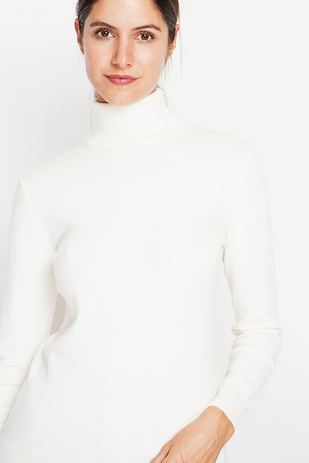 Classic turtleneck sweater knitted in 2 threads with long sleeves