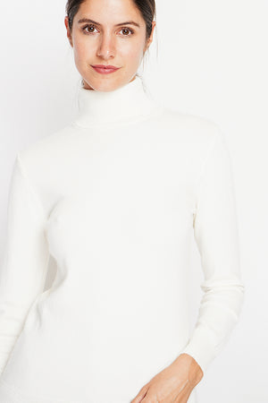 Classic turtleneck sweater knitted in 2 threads with long sleeves