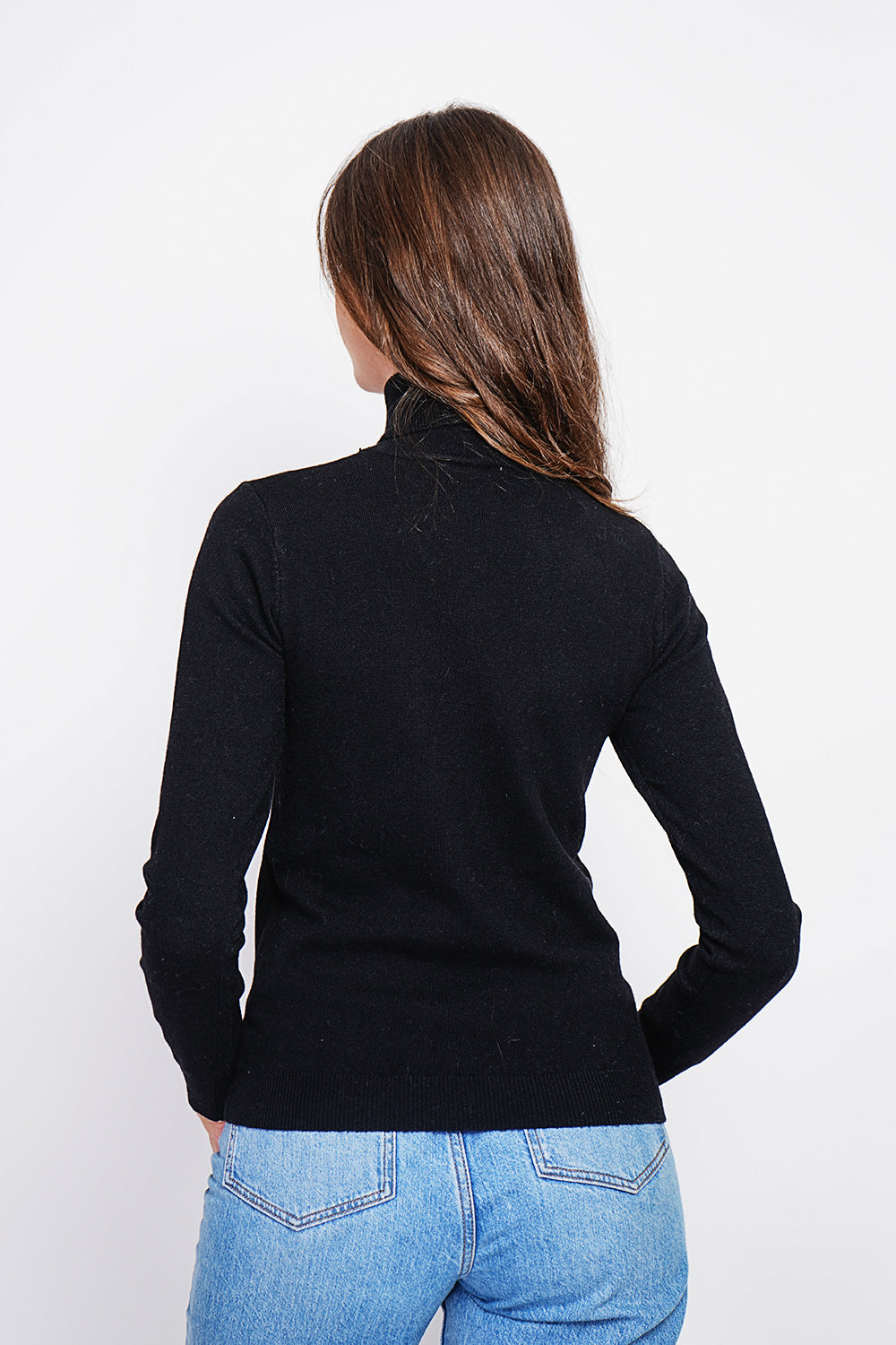 Classic turtleneck sweater knitted in 2 threads with long sleeves