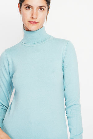 Classic turtleneck sweater knitted in 2 threads with long sleeves