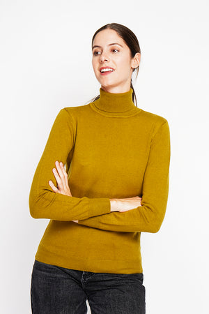 Classic turtleneck sweater knitted in 2 threads with long sleeves