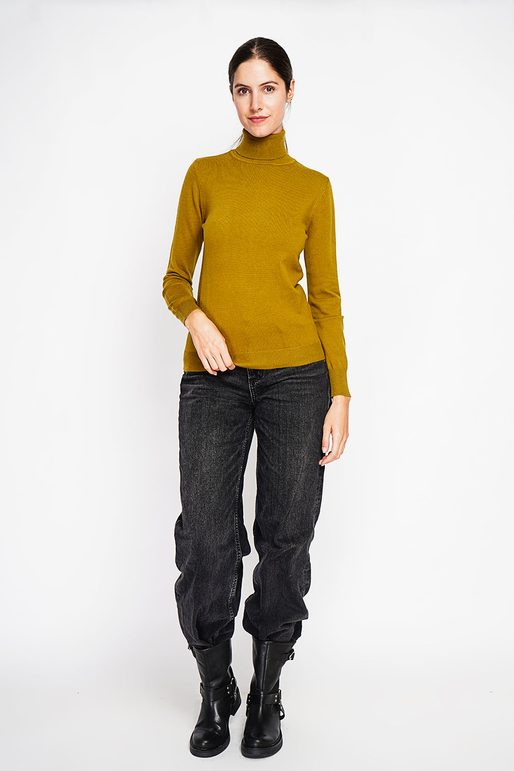 Classic turtleneck sweater knitted in 2 threads with long sleeves