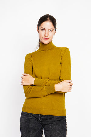 Classic turtleneck sweater knitted in 2 threads with long sleeves